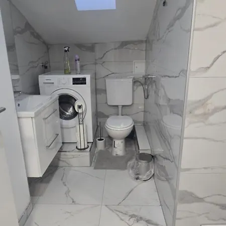 2-room - And Cozy *